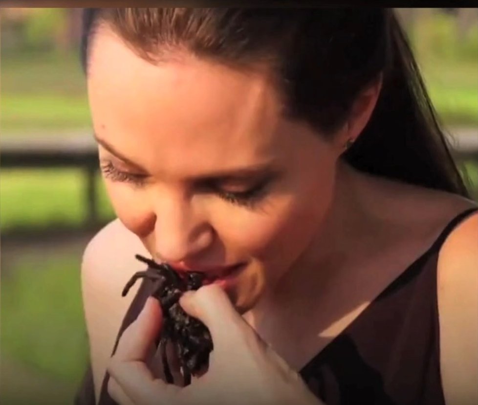 Angelina Jolie si pochutnává na tarantuli.