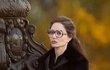Angelina  je v šátku a v brýlích k nepoznání