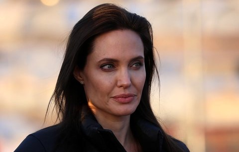 Celý svět tleská Angelině Jolie: Odstranění vaječníků doporučují odborníci všem ohroženým ženám
