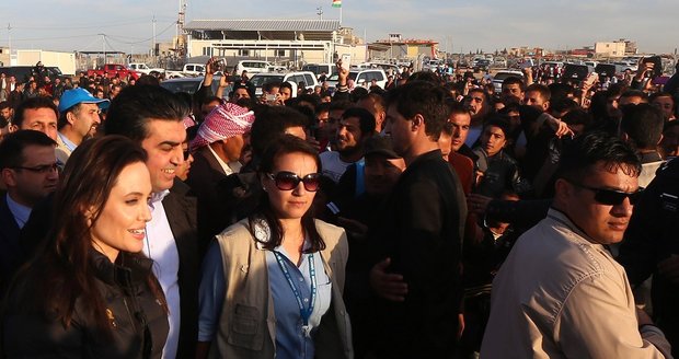 Angelina Jolie v davu ochranky v iráckém uprchlickém táboře
