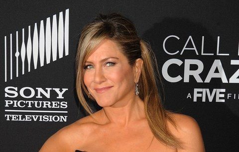 Hvězda Přátel Jennifer Aniston dala sbohem opalování a výraznému líčení!