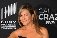 Hvězda Přátel Jennifer Aniston dala sbohem opalování a výraznému líčení!