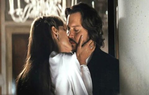 Vášnivý polibek: Angelina Jolie a Johny Depp 