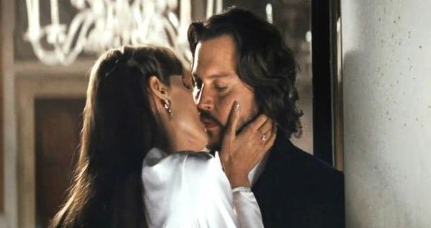Angelina Jolie vášnivě líbá Johnyho Deppa.