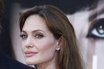 Jedna z nejkrásnějších hereček světa, sexy Angelina Jolie (41), má zálibu v pojídání švábů. Považuje je za proteinovou pochoutku, která dodává tělu vše potřebné pro udržení zdravé kondice. Jedinou nevýhodou je prý to, že šváb má v žaludku nestravitelný ostrý kousek, který se musí jaksi vypreparovat.