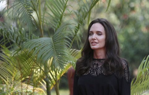 Skandál samozvané světice Angeliny Jolie: Kšefty s vrahem půl milionu lidí!