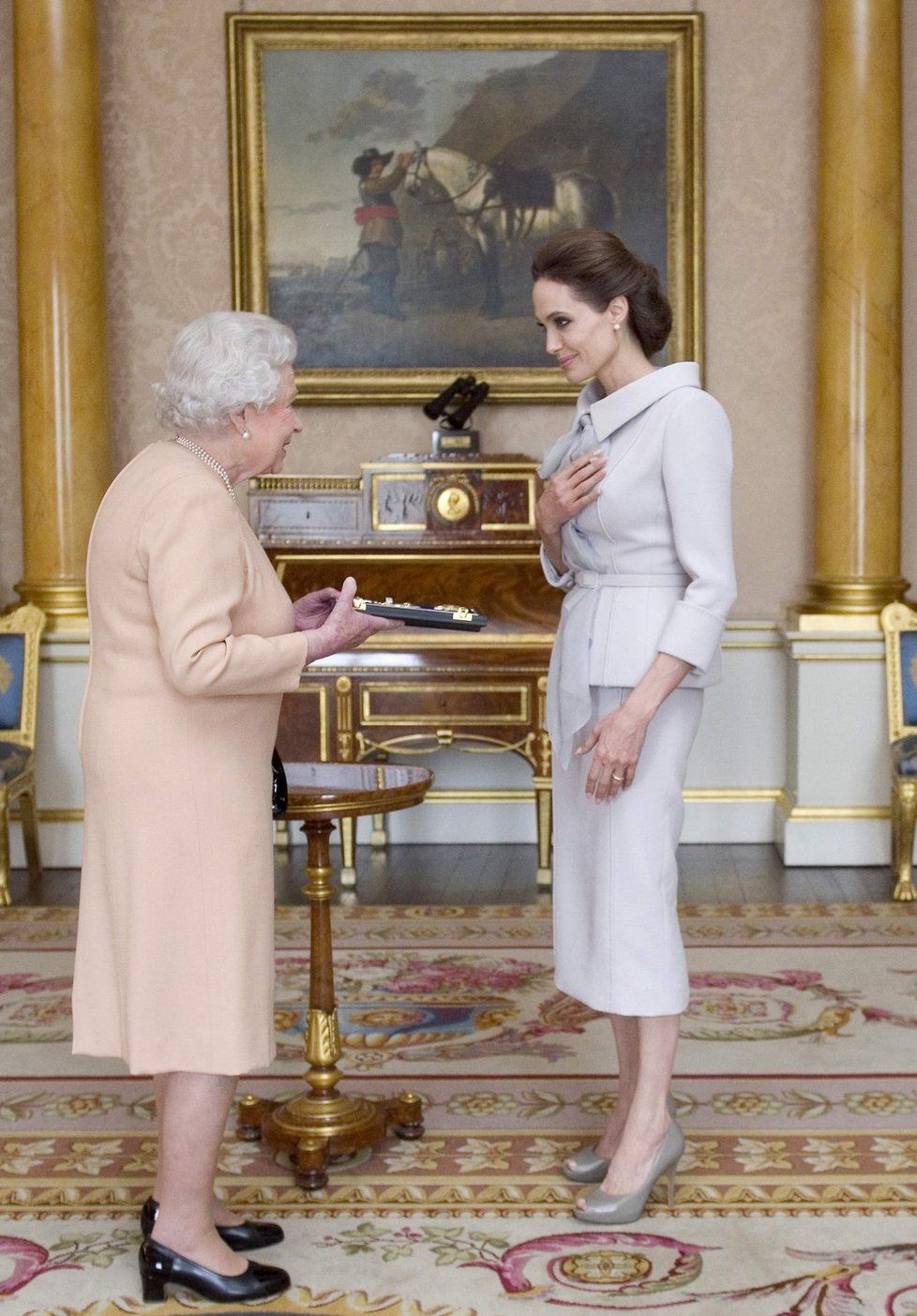 Královna a Angelina Jolie