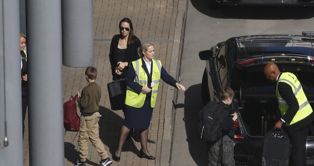 Angelina Jolie byla spatřena na letišti v Londýně.
