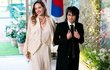 Herečka Angelina Jolieová vyvedla svého syna Maddoxe na státní večeři do Bílého domu. Herečka Angelina Jolieová vyvedla svého syna Maddoxe na státní večeři do Bílého domu.
