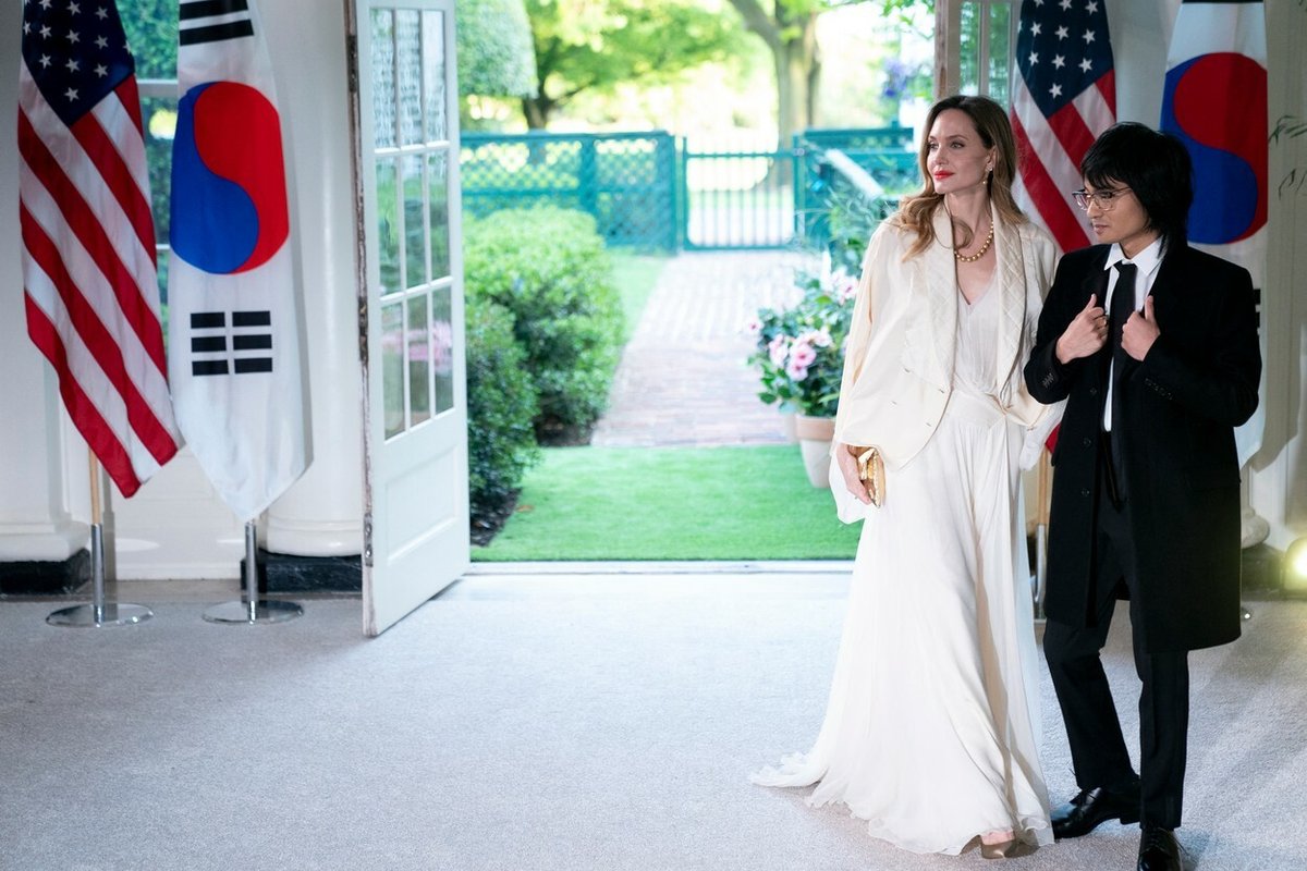 Herečka Angelina Jolieová vyvedla svého syna Maddoxe na státní večeři do Bílého domu.
