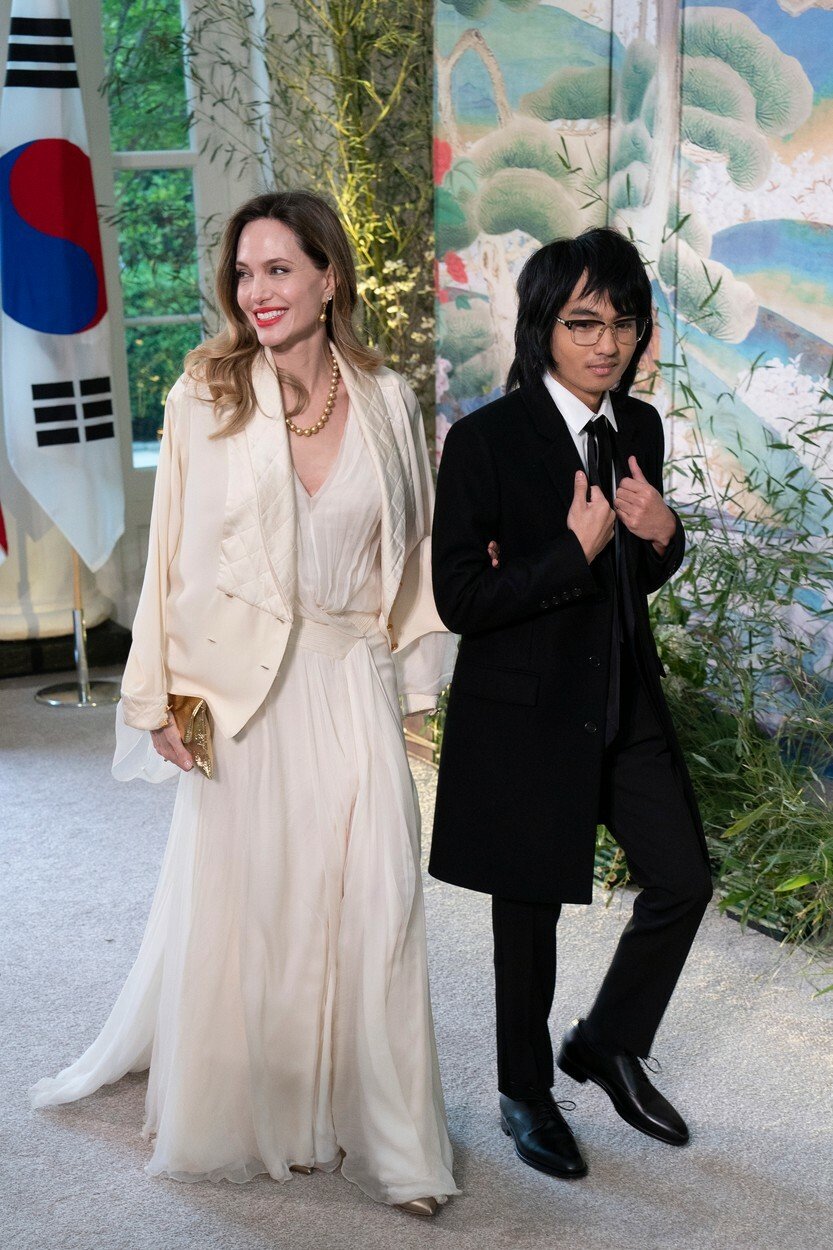 Herečka Angelina Jolie vyvedla svého syna Maddoxe na státní večeři do Bílého domu.