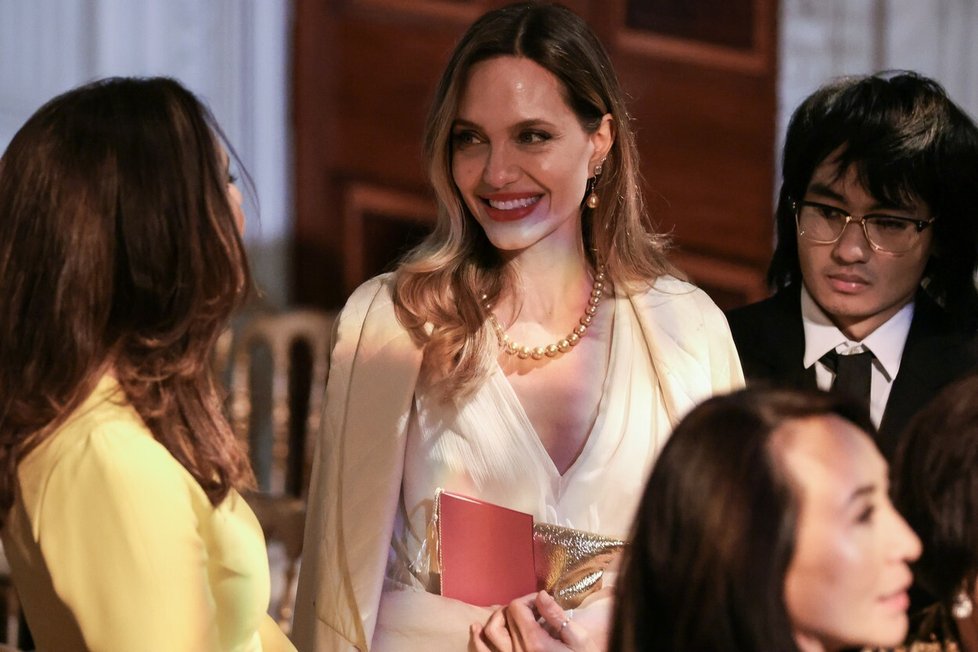 Herečka Angelina Jolieová vyvedla svého syna Maddoxe na státní večeři do Bílého domu.