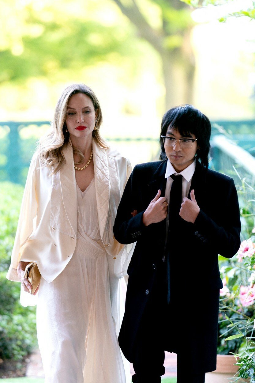 Herečka Angelina Jolie vyvedla svého syna Maddoxe na státní večeři do Bílého domu.