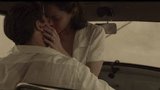 Video: Brad Pitt líbá jinou! Podívejte se na vášeň s Marion Cotillard