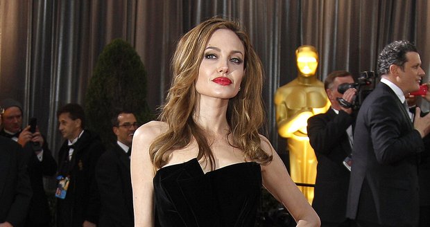 Angelina pózovala až příliš okatě a interoví vtipálci na ni nenechali nit suchou