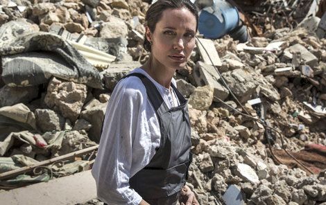 Angelina, vyslankyně Vysokého komisaře OSN pro uprchlíky, navštívila Mosul.