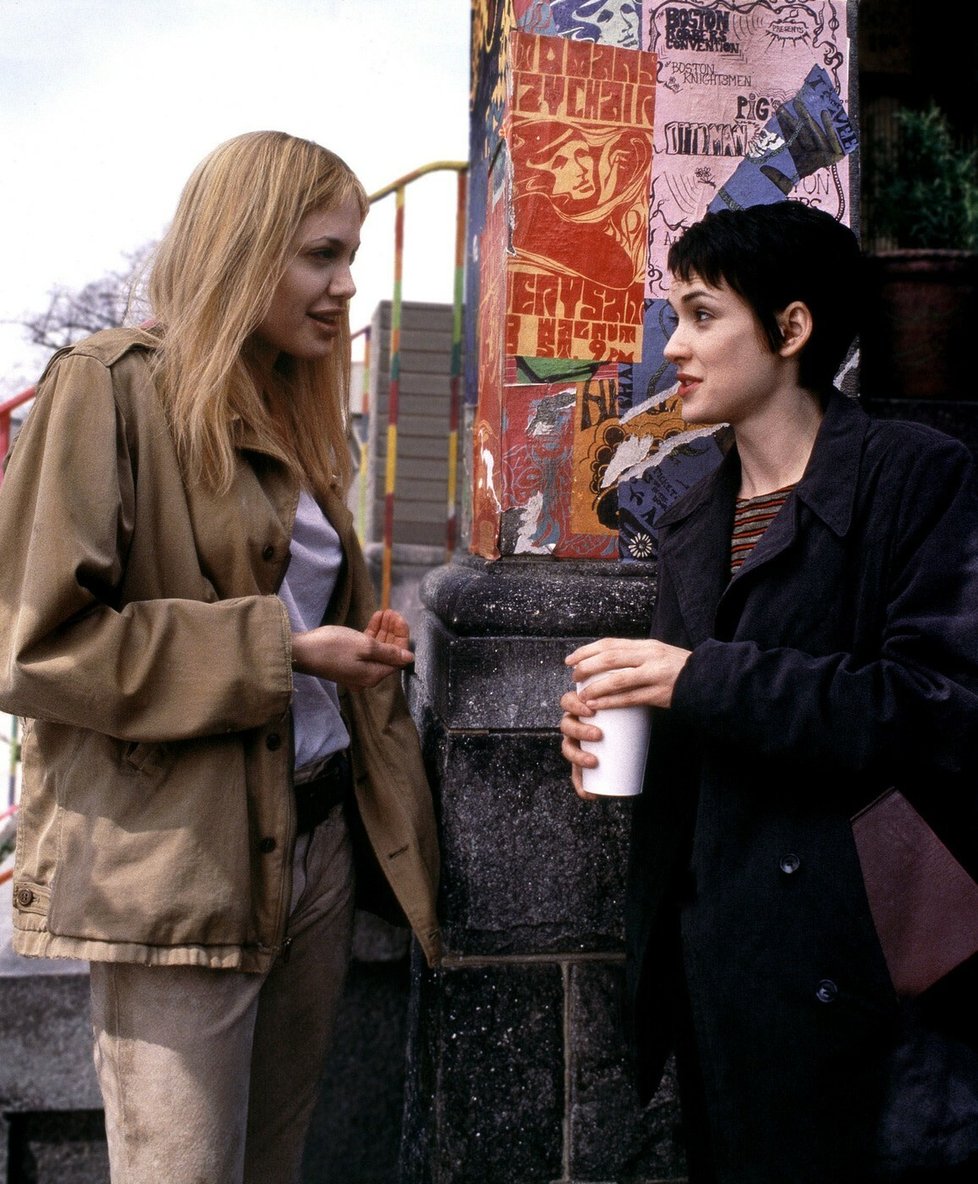 Angelina Jolie a Winona Ryder ve filmu Narušení (1999)