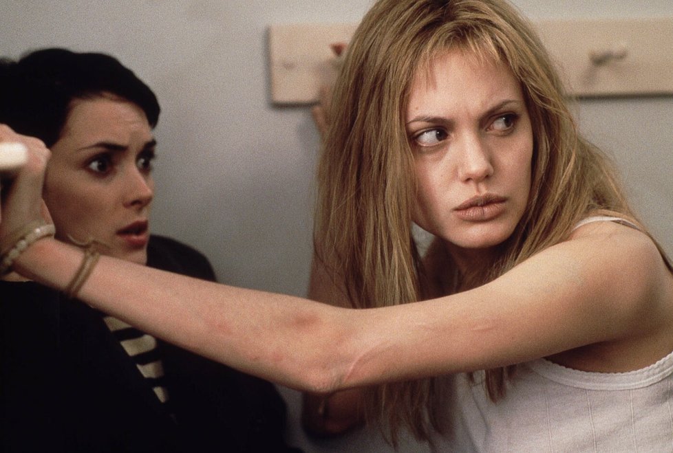 Winona Ryder a Angelina Jolie ve filmu Narušení (1999)