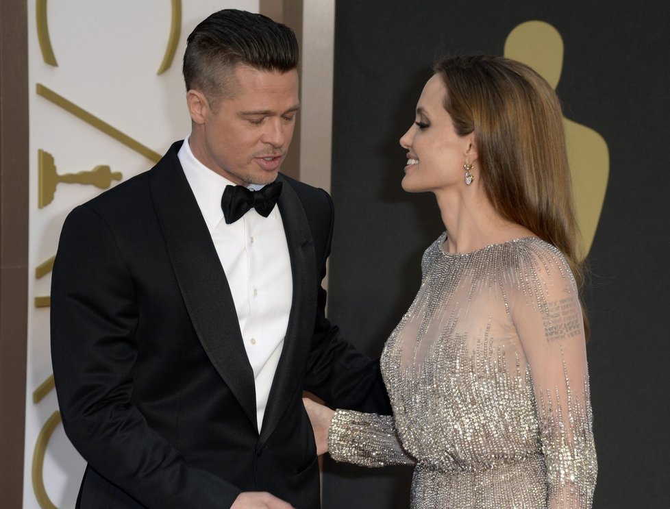 Pohledu na ňadra své ženy Angeliny Jolie se neubránil ani Brad Pitt.