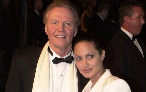 Angelina Jolie s otcem Jon Voightem v roce 2001. Krátce poté došlo ke sváru, který vyvolal desetiletou nenávist.