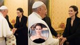 Kdo je tady větší celebrita? Angelina Jolie se setkala s papežem Františkem!