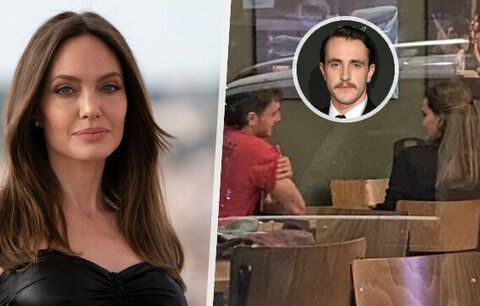 Nová láska? Angelinu Jolie (47) načapali na rande s mladším kolegou (26)!