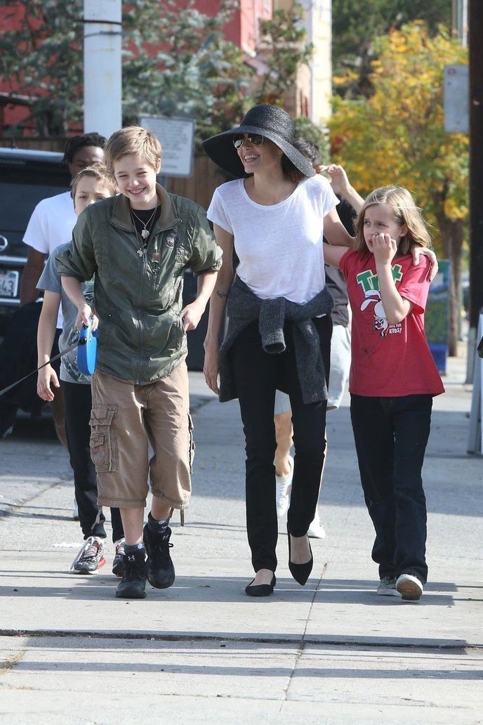 Angelina se svými dětmi na procházce