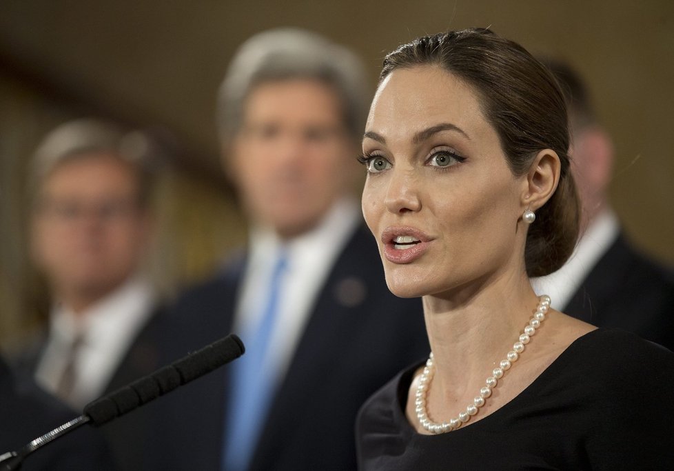 Angelina Jolie na summitu v Londýně ukázala šediny.