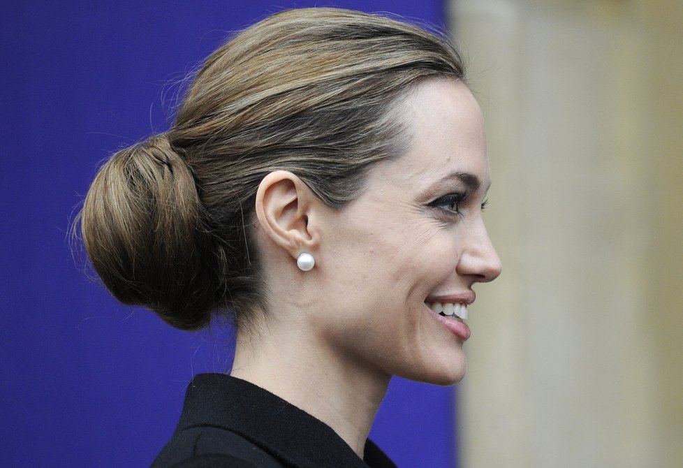 Angelina Jolie na summitu v Londýně ukázala šediny.