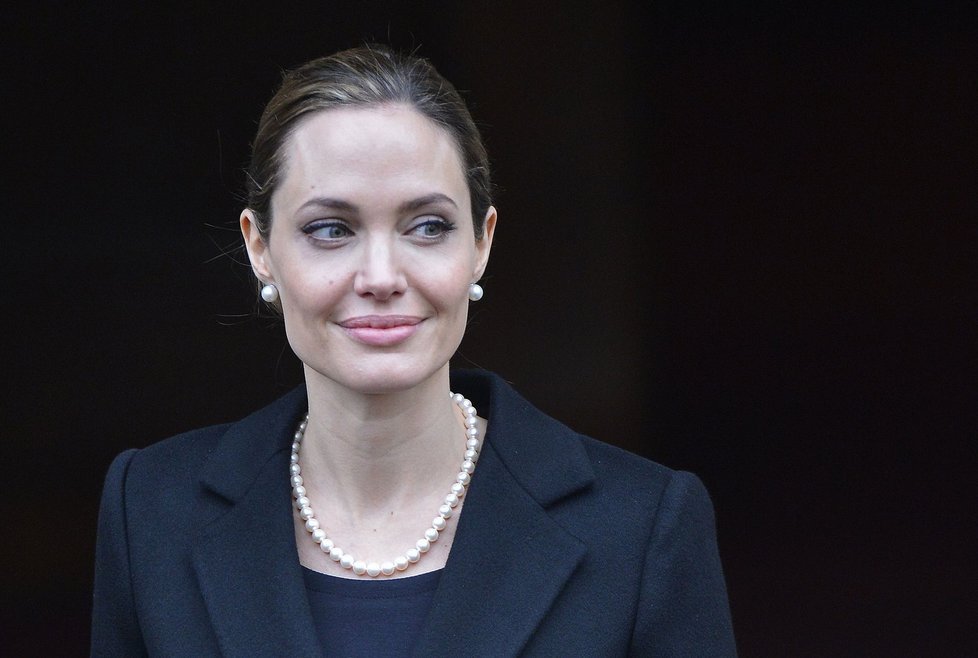 Angelina Jolie umí být i za dámu.