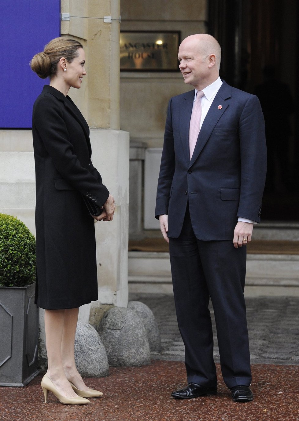 Angelina se na summit oblékla velmi konzervativně.