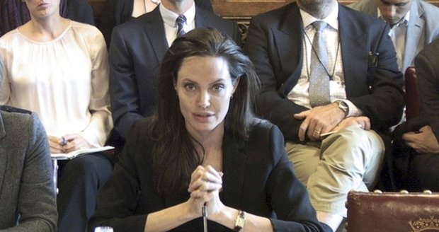 Angelina Jolie vyhlásila válku ISIS: Jejich nejsilnější zbraní je prý sexuální násilí