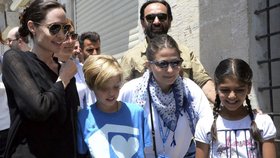 Jolie je od roku 2012 zvláštní vyslankyní Vysokého komisariátu OSN pro uprchlíky. Do Turecka s sebou vzala dceru Shiloh.