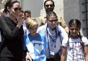 Jolie je od roku 2012 zvláštní vyslankyní Vysokého komisariátu OSN pro uprchlíky. Do Turecka s sebou vzala dceru Shiloh.
