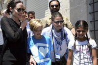 Angelina Jolie s transsexuální dcerou v uprchlickém táboře: Je to exploze lidského utrpení