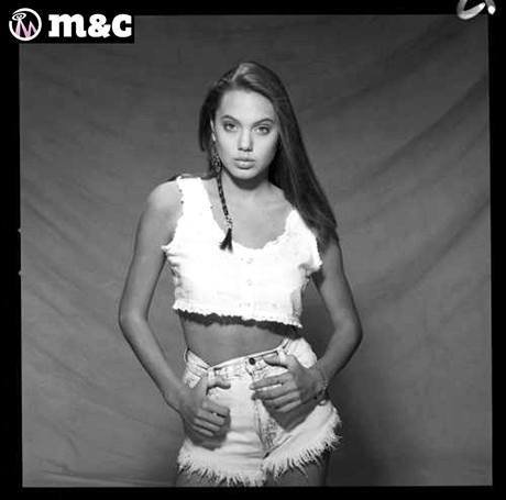 Rok 1990: Angelina v patnácti začíná kariéru modelky