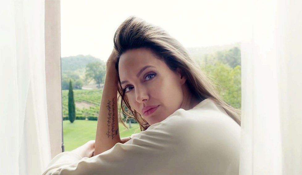 Angelina Jolie v nové reklamě na parfém