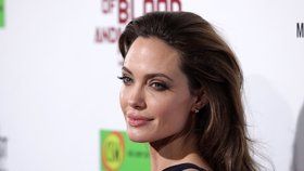 Angelina Jolie o sobě dala konečně vědět.