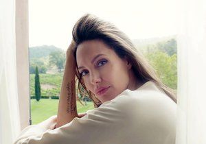 Angelina Jolie v nové reklamě na parfém