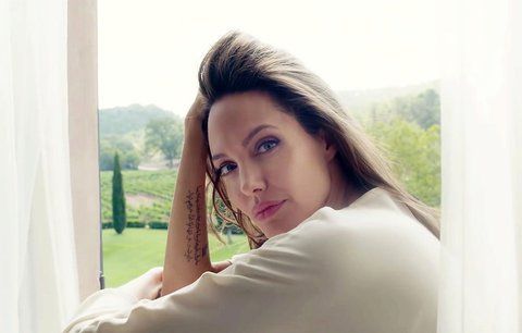Angelina Jolie: Po rozchodu mi ochrnula půlka obličeje. Může se to stát i vám!