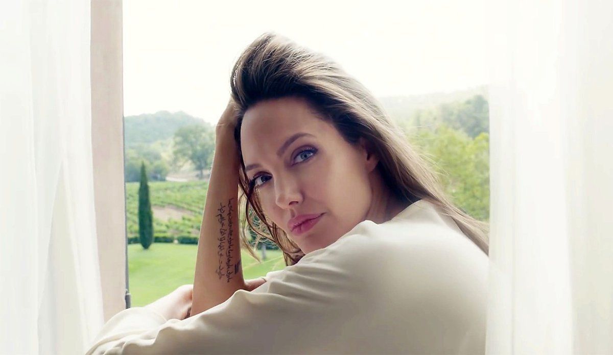 Angelina Jolie v nové reklamě na parfém.