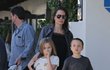 Angelina Jolie s dvojčaty