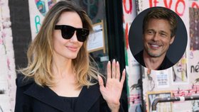 Angelina Jolieová a její potetované prostředníčky: Urážka Pitta?