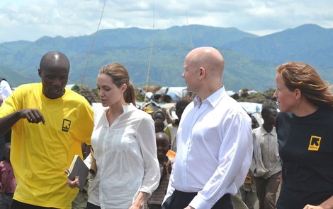 Angelina v Kongu. Nikdo kolem nic netuší.