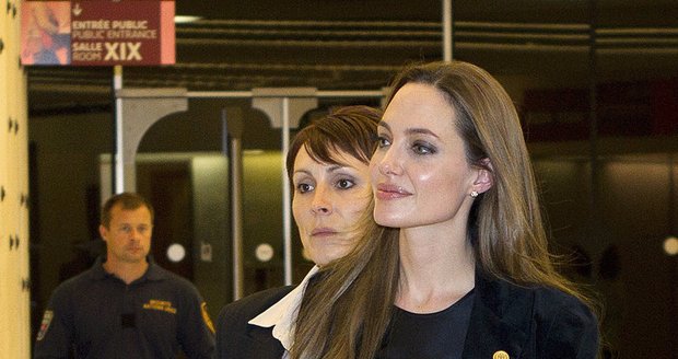 Angelina Jolie pomáhá, kde se dá