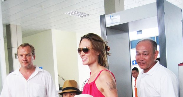 Angelina navštívila se synem jeho rodnou zem - Vietnam