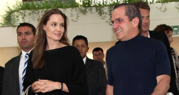 Angelina s ministrem zahraničí Ricardem Patinem 24. dubna při návštěvě Ekvádoru. Tady prsten neměla