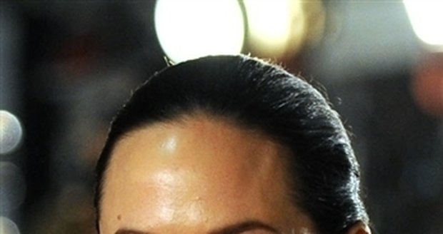 Prosinec 2008: Angelina Jolie na světové premiéře nového filmu Brada Pitta v LA. I ve vlasech stažených do drdolu je sexy.