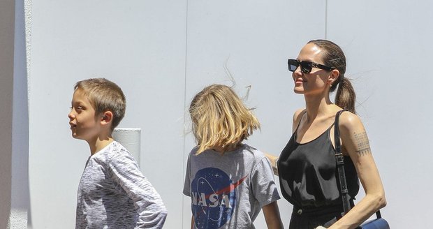 Angelina Jolie se svými dvojčaty Vivienne a Knoxem