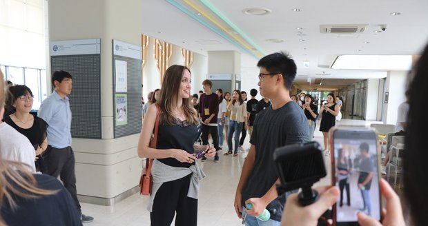 Angelina Jolie se zapovídala se studenty